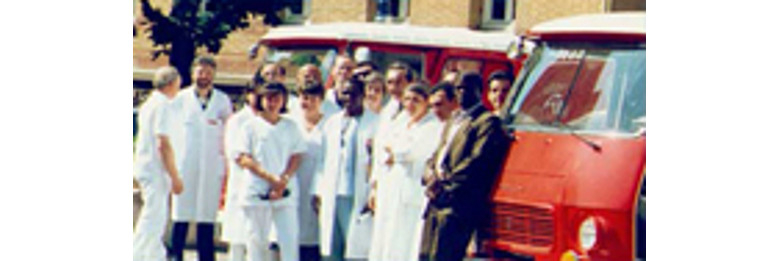 Cérémonie de présentation des premières ambulances à Cochin le 29-07-1997 avant embarquement