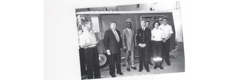 Remise des premières ambulances pour le Togo par le Président du Conseil Départemental de l'Indre, Daniel Bernardet au Dr Pitchaki Frédéric HEMOU, Président de la CIMUVISA en présence du Dr Robert PARISOT, Directeur du SAMU de l'INDRE. Chateauroux, le 17 juin 1997